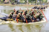 Prajurit Marinir berpacu kecepatan dalam lomba balap dayung perahu karet dengan jarak 400 m di kolam Bhumi Marinir Gedangan, Sidoarjo, Jawa Timur. Jumat (24/7/2020). Lomba dayung perahu karet yang merupakan salah satu rangkaian dalam lomba Pembinaan Satuan (Binsat) tersebut bertujuan untuk mengevaluasi kinerja Brigif 2 Marinir dalam menghadapi tantangan ke depan dan membentuk prajurit yang loyalitas, profesional dan militan serta memperebutkan sebagai 'Batalyon Unggul'. Antara Jatim/Umarul Faruq/zk