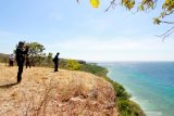 Warga menikmati suasana keindahan Batu Hitam di Taman Nasional Baluran, Situbondo, Jawa Timur, Kamis (23/7/2020). Pemkab Situbondo bersama TN Baluran menggandeng investor untuk mengembangkan destinasi wisata Batu Hitam, yang memiliki keindahan panorama alam dan keragaman biota laut. Antara Jatim/Budi Candra Setya/zk.