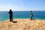 Warga bersama Prajurit TNI menikmati suasana keindahan Batu Hitam di Taman Nasional Baluran, Situbondo, Jawa Timur, Kamis (23/7/2020). Pemkab Situbondo bersama TN Baluran menggandeng investor untuk mengembangkan destinasi wisata Batu Hitam, yang memiliki keindahan panorama alam dan keragaman biota laut. Antara Jatim/Budi Candra Setya/zk.