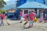 Bhayangkari Tolikara kerja bakti sosialisasi hidup bersih