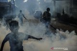 Petugas melakukan pengasapan di lingkungan Perumahan Grand Cinunuk, Kabupaten Bandung, Jawa Barat, Sabtu (25/7/2020). Pengasapan tersebut dilakukan sebagai salah satu antisipasi penyebaran demam berdarah dengue (DBD) di Jawa Barat yang merupakan provinsi dengan kasus DBD terbanyak yang mencapai 10.772 kasus per Juli 2020. ANTARA JABAR/Raisan Al Farisi/agr