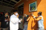 Ketua KPU Arief Budiman (kedua kanan) dan Petugas Pemutakhiran Data Pemilih (PPDP) KPU Surabaya menempelkan stiker disaksikan mantan Wakil Gubernur Jawa Timur Saifullah Yusuf (kedua kiri) saat proses pencocokan dan penelitian (Coklit) data pemilih jelang Pilkada serentak 2020 di Surabaya, Jawa Timur, Sabtu (25/7/2020). Pelaksanaan Coklit yang berlangsung hingga 13 Agustus tersebut untuk pemutakhiran data pemilih yang jumlahnya sekitar 2,1 juta pemilih yang tersebar di 31 kecamatan di Kota Surabaya. Antara Jatim/Moch Asim/zk.