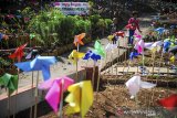 Sejumlah anak bermain kincir di Desa Wisata Lahan Hutan Raya Mulung Layung di Babakan Cipanas, Kabupaten Sumedang, Jawa Barat, Sabtu (25/7/2020). Warga Desa Cipanas berinisiatif untuk merubah lahan hutan yang tidak terpakai untuk dijadikan tempat wisata secara swadaya guna mendongkrak perekonomian warga di Desa. ANTARA JABAR/Raisan Al Farisi/agr