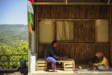 Warga menyelesaikan pembuatan kerajinan anyaman dari bambu di Kampung Pangaroan, Desa Cipanas, Tanjung Kerta, Kabupaten Sumedang, Jawa Barat, Sabtu (25/7/2020). Kampung Pangaroan yang terkenal sebagai sentra penghasil perkakas rumah tangga berbahan anyaman bambu sejak 1930-an tersebut saat ini tercatat sebanyak 50 kepala keluarga yang melanjutkan tradisi menganyam serta menjual hasil karya anyaman bambu dari harga Rp 3 ribu hingga Rp 200 ribu tergantung tingkat kerumitannya. ANTARA JABAR/Raisan Al Farisi/agr