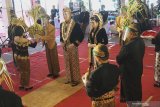 Komunitas Pekerja Sor Terop (Event Organizer) Tulungagung menggelar simulasi hajatan dengan menerapkan protokol kesehatan di Balai Seni Budaya Kabupaten Tulungagung, Tulungagung, Jawa Timur, Sabtu (25/7/2020). Simulasi itu digelar untuk mengedukasi masyarakat mengenai tata laksana penyelenggaraan hajatan pernikahan dan sejenisnya, dengan mengakomodasi adaptasi kebiasaan baru di tengah pandemi COVID-19. Antara Jatim/Destyan Sujarwoko/zk.