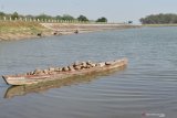 Warga memancing ikan di Waduk Saradan yang volume airnya mulai menyusut di Kabupaten Madiun, Jawa Timur, Sabtu (25/7/2020). Memasuki awal musim kemarau waduk seluas sekitar 1.000 hektare tersebut volume airnya sudah mulai menyusut, sehingga sebagian warga memanfaatkannya untuk memancing ikan. Antara Jatim/Siswowidodo/zk.