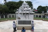 Warga mengunjungi situs sejarah Pintoe Khop di Taman Putroe Phang, Banda Aceh, Aceh, Minggu (26/7/2020). Pintoe Khop merupakan gerbang yang menghubungkan istana dengan taman Chairah yang dibangun atas permintaan putri raja negeri Pahang Malaysia bernama Putroe Phang yang dibawa Sultan Iskandar Muda setelah kerajaan Pahang ditaklukkan Kerajaan Aceh pada 1618 masehi.Antara Aceh/Irwansyah Putra.