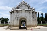 Warga mengunjungi situs sejarah Pintoe Khop di Taman Putroe Phang, Banda Aceh, Aceh, Minggu (26/7/2020). Pintoe Khop merupakan gerbang yang menghubungkan istana dengan taman Chairah yang dibangun atas permintaan putri raja negeri Pahang Malaysia bernama Putroe Phang yang dibawa Sultan Iskandar Muda setelah kerajaan Pahang ditaklukkan Kerajaan Aceh pada 1618 masehi.Antara Aceh/Irwansyah Putra.