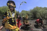 Sejumlah anak menanam mangrove di pesisir pantai Pabean udik, Indramayu, Jawa Barat, Minggu (26/7/2020). Aksi menanam mangrove dan pemasangan Alat Pemecah Ombak (APO) yang digagas Kelompok Rumah Berdikari tersebut untuk memperingati Hari Mangrove Internasional. ANTARA JABAR/Dedhez Anggara/agr