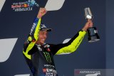 Valentino Rossi incar podium kelas premier ke-200 di Brno