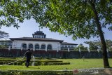 Petugas menyiram rumput Taman Gedung Sate di Bandung, Jawa Barat, Senin (27/7/2020). Gedung Sate yang dulu disebut Gouvernements Bedrijven, dibangun pada masa pemerintahan Hindia Belanda pada 27 juli 1920 dan berdiri di atas lahan seluas 27.990,859 meter persegi, dengan luas bangunan sekitar 10.877,734 meter persegi yang saat ini menjadi kantor pusat pemerintahan Provinsi Jawa Barat, sekaligussalah satu objek wisata sejarah. ANTARA JABAR/Novrian Arbi/agr