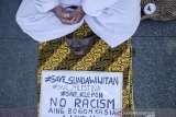 Budayawan berdoa saat aksi dukung Sunda Wiwitan Cigugur di depan Gedung Sate Bandung, Jawa Barat, Senin (27/7/2020).  Aksi tersebut sebagai bentuk dukungan dan solidaritas budayawan terkait penyegelan pemakaman tokoh masyarakat adat Karuhun Urang (AKUR) Sunda Wiwitan di situs Curug Goong Cigugur, Kabupaten Kuningan, Jawa Barat serta menuntut pemerintah untuk memberi kebebasan mayarakat adat dalam beribadat dab beragama. ANTARA JABAR/Novrian Arbi/agr