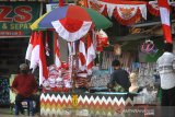 Pedagang bendera musiman menunggu pembeli di lapak miliknya di kawasan pasar lima Banjarmasin, Kalimantan Selatan, Senin (27/7/2020). Menjelang perayaan HUT ke-75 Kemerdekaan RI para pedagang bendera musiman mulai bermunculan di Banjarmasin yang menjual beragam motif bendera Merah Putih dan umbul-umbul. Foto Antaranews Kalsel/Bayu Pratama S.