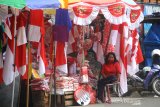 Pedagang bendera musiman menunggu pembeli di lapak miliknya di kawasan pasar lima Banjarmasin, Kalimantan Selatan, Senin (27/7/2020). Menjelang perayaan HUT ke-75 Kemerdekaan RI para pedagang bendera musiman mulai bermunculan di Banjarmasin yang menjual beragam motif bendera Merah Putih dan umbul-umbul. Foto Antaranews Kalsel/Bayu Pratama S.