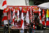 Pedagang bendera musiman menunggu pembeli di lapak miliknya di kawasan pasar lima Banjarmasin, Kalimantan Selatan, Senin (27/7/2020). Menjelang perayaan HUT ke-75 Kemerdekaan RI para pedagang bendera musiman mulai bermunculan di Banjarmasin yang menjual beragam motif bendera Merah Putih dan umbul-umbul. Foto Antaranews Kalsel/Bayu Pratama S.