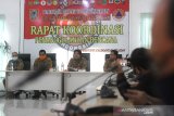 Plt Kepala Pelaksana Badan Penanggulangan Bencana Daerah (BPBD) Kalsel Roy Rizali Anwar (tiga kiri) memberi pemaparan saat konferensi pers di Kantor BPBD Kalsel, Banjarbaru, Kalimantan Selatan, Senin (27/7/2020). Pemerintah Provinsi Kalsel berencana akan melakukan tes usap (swab test) COVID-19 secara massal dengan target 10 ribu orang di seluruh Kabupaten dan Kota di Kalimantan Selatan guna memutus mata rantai penyebaran COVID-19. Foto Antaranews Kalsel/Bayu Pratama S.