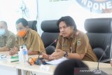 Plt Kepala Pelaksana Badan Penanggulangan Bencana Daerah (BPBD) Kalsel Roy Rizali Anwar (kanan) memberi pemaparan saat konferensi pers di Kantor BPBD Kalsel, Banjarbaru, Kalimantan Selatan, Senin (27/7/2020). Pemerintah Provinsi Kalsel berencana akan melakukan tes usap (swab test) COVID-19 secara massal dengan target 10 ribu orang di seluruh Kabupaten dan Kota di Kalimantan Selatan guna memutus mata rantai penyebaran COVID-19. Foto Antaranews Kalsel/Bayu Pratama S.