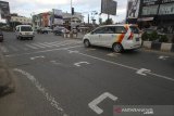 Pengendara motor melintas di trafic light jalan Ahmad Yani Km 33 Banjarbaru, Kalimantan Selatan, Senin (27/7/2020). Trafic light tersebut menerapkan protokol kesehatan COVID-19 