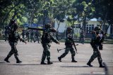 Prajurit Marinir membawa rangkaian Gun drill  senjata Mortir 81 mm di Lapangan Bhumi Marinir Gedangan, Sidoarjo, Jawa Timur, Senin (27/7/2020). Lomba Gun drill SM 81 mm tersebut merupakan salah satu rangkaian dalam lomba Pembinaan Satuan (Binsat) Batalyon Unggul Brigif 2 Marinir yang bertujuan untuk mengasah dan meningkatkan naluri tempur serta profesionalisme prajurit Korps Marinir sebagai pasukan pendarat amfibi. Antara Jatim/Umarul Faruq/zk