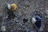 Sejumlah perempuan mengambil air di sungai yang airnya mulai menyusut di Desa Kelawis, Kecamatan Orong Telu, Kabupaten Sumbawa, NTB, Sabtu (25/7/2020). Warga di daerah tersebut sejak dua bulan lalu mengalami kesulitan mendapatkan air bersih untuk kebutuhan mencuci dan mandi akibat semakin menyusutnya debit air sungai yang melintas di Desa Kelawis dampak musim kemarau. ANTARA FOTO/Ahmad Subaidi/foc.