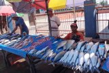 Harga ikan di Makassar melonjak karena nelayan enggan melaut