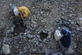 Sejumlah perempuan mengambil air di sungai yang airnya mulai menyusut di Desa Kelawis, Kecamatan Orong Telu, Kabupaten Sumbawa, NTB, Sabtu (25/7/2020). Warga di daerah tersebut sejak dua bulan lalu mengalami kesulitan mendapatkan air bersih untuk kebutuhan mencuci dan mandi akibat semakin menyusutnya debit air sungai yang melintas di Desa Kelawis dampak musim kemarau. ANTARA FOTO/Ahmad Subaidi/foc.