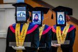 Wisuda menggunakan teknologi robot peraga
