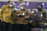 Direktur Utama Bank BJB Yuddy Renaldi (tengah) berbincang dengan Direktur Kepatuhan Agus Mulyana (kiri), Direktur Operasional Tedi Setiawan (kedua kiri), Direktur Konsumer dan Ritel Suartini dan Direktur Information Technology, Treasury dan International Banking Rio Lanasier (kanan) sebelum Analyst Meeting Triwulan II 2020 virtual di Bandung, Jawa Barat, Selasa (28/7/2020). Bank BJB berhasil memperoleh laba bersih mencapai Rp808 miliar dengan total nilai aset yang dimiliki tumbuh sebesar 3,8 persen year on year (y-o-y) menjadi Rp125,3 triliun di setengah perjalanan perusahaan di tahun 2020. ANTARA JABAR/ Heru Salim/agr
