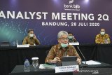 Direktur Utama Bank BJB Yuddy Renaldi (tengah) memimpin Analyst Meeting Triwulan II 2020 virtual di Bandung, Jawa Barat, Selasa (28/7/2020). Bank BJB berhasil memperoleh laba bersih mencapai Rp808 miliar dengan total nilai aset yang dimiliki tumbuh sebesar 3,8 persen year on year (y-o-y) menjadi Rp125,3 triliun di setengah perjalanan perusahaan di tahun 2020. ANTARA JABAR/ Heru Salim/agr
