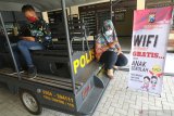 Pelajar memanfaatkan internet gratis untuk belajar di Polsek Puncu, Kediri, Jawa Timur, Selasa (28/7/2020). Kantor polisi di lereng gunung Kelud tersebut menyediakan internet gratis kepada pelajar guna menunjang pembelajaran jarak jauh saat pandemi COVID-19 di kawasan yang belum terjangkau internet. Antara Jatim/Prasetia Fauzani/zk