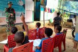 Prajurit Satgas TMMD mengajar anak di kampung Toweta