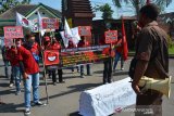 Puluhan buruh PT Sumber Graha Sejahtera (SGS) Jombang menggelar aksi unjuk rasa di Balai Latihan Kerja Kabupaten Jombang, Jawa Timur, Selasa (28/7/2020). Aksi demo buruh itu menuntut pembayaran kekurangan Tunjangan Hari Raya (THR), pemotongan upah sebesar 30 persen serta menolak pemutusan hubungan kerja sepihak tersebut tetap menjaga jarak fisik (physical distancing) sesuai dengan protokol kesehatan pencegahan COVID-19. Antara Jatim/Syaiful Arif/zk