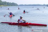 Sejumlah atlet Dayung nomor Traditional Boat Race (TBR) 1 putri menjalani sesi latihan dalam Pemusatan Latihan Daerah (Pelatda) di Situ Cipule, Karawang, Jawa Barat, Selasa (28/7/2020). Pengurus Provinsi Persatuan Olahraga Dayung Seluruh Indonesia (Pengprov Podsi) Jawa Barat tetap menjalankan program latihan di tengah pandemi COVID-19 untuk menjaga dan meningkatkan kondisi para atlet guna mencapai target prestasi dalam Pekan Olahraga Nasional (PON) XX Papua mendatang. ANTARA JABAR/M Ibnu Chazar/agr