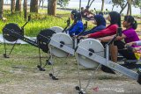 Sejumlah atlet Dayung menjalani sesi latihan dalam Pemusatan Latihan Daerah (Pelatda) di Situ Cipule, Karawang, Jawa Barat, Selasa (28/7/2020). Pengurus Provinsi Persatuan Olahraga Dayung Seluruh Indonesia (Pengprov Podsi) Jawa Barat tetap menjalankan program latihan di tengah pandemi COVID-19 untuk menjaga dan meningkatkan kondisi para atlet guna mencapai target prestasi dalam Pekan Olahraga Nasional (PON) XX Papua mendatang. ANTARA JABAR/M Ibnu Chazar/agr