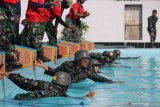 Sejumlah prajurit Marinir mengikuti lomba renang militer di Kolam Renang  Marinir Krida Tirta Kodikmar Gunungsari, Surabaya, Jawa Timur, Selasa (28/7/2020). Lomba renang militer yang merupakan salah satu rangkaian dalam lomba Pembinaan Satuan (Binsat) Batalyon Unggul Brigif 2 Marinir tersebut bertujuan untuk mengasah dan meningkatkan profesionalisme prajurit Korps Marinir sebagai pasukan pendarat amfibi. Antara Jatim/Didik/Zk