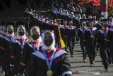 Wisudawan berjalan menuju lapangan untuk mengikuti prosesi wisuda di Kampus Institut Pemerintahan Dalam Negeri (IPDN) di Jatinangor, Kabupaten Sumedang, Jawa Barat, Selasa (28/7/2020). Sebanyak 881 praja lulusan angkatan XXVII yang telah menempuh pendidikan D4 dan S1 mengikuti wisuda yang dipimpin langsung oleh Mendagri Tito Karnavian dan selanjutnya akan dilantik sebagai Pamong Praja Muda IPDN oleh Presiden Joko Widodo pada Rabu (29/72020). ANTARA JABAR/Raisan Al Farisi/agr