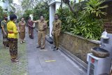 Petugas melakukan proses verifikasi lapangan di Villa Kayu Raja, Seminyak, Badung, Bali, Selasa (28/7/2020). Verifikasi oleh tim yang dibentuk Pemerintah Kabupaten Badung tersebut menilai penerapan berbagai aspek standar dan prosedur pencegahan COVID-19 guna memastikan kesiapan industri jasa akomodasi pariwisata hotel dan villa menjelang pembukaan sektor pariwisata Pulau Dewata bagi wisatawan domestik dan mancanegara. ANTARA FOTO/Fikri Yusuf/nym.