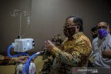 Menteri Riset dan Teknologi Bambang Brodjonegoro (kedua kanan) memperhatikan alat terapi oksigen HFNC hasil produksi dari peneliti Lembaga Ilmu Pengetahuan Indonesia (LIPI) saat melakukan kunjungan kerja di Laboratorium LIPI Bandung, Jawa Barat, Rabu (29/7/2020). Dalam kunjungan kerjanya di Bandung, Menristek berkesempatan untuk memantau produk dari peneliti LIPI Bandung serta memantau perkembangan vaksin COVID-19 di PT Bio Farma Bandung. ANTARA JABAR/Raisan Al Farisi/agr