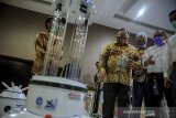 Menteri Riset dan Teknologi Bambang Brodjonegoro (ketiga kanan) memperhatikan robot otonom hasil produksi dari peneliti Lembaga Ilmu Pengetahuan Indonesia (LIPI) saat melakukan kunjungan kerja di Laboratorium LIPI Bandung, Jawa Barat, Rabu (29/7/2020). Dalam kunjungan kerjanya di Bandung, Menristek berkesempatan untuk memantau produk dari peneliti LIPI Bandung serta memantau perkembangan vaksin COVID-19 di PT Bio Farma Bandung. ANTARA JABAR/Raisan Al Farisi/agr