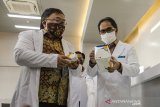 Menteri Riset dan Teknologi (Menristek) RI Bambang Brodjonegoro (kiri) berbincang terkait alat tes PCR BioCov-19  dengan Direktur Utama Bio Farma Honesti Basyir (kanan) saat kunjungan kerja di Bio Farma, Bandung, Jawa Barat, Rabu (29/7/2020). Kunjungan kerja Menristek tersebut guna meninjau kesiapan Bio Farma terkait Uji Klinis tahap tiga vaksin dari Sinovac China yang melibatkan 1400 relawan serta kesiapan dalam memproduksi vaksin COVID-19 yang bekerjasama dengan Universitas Padjajaran pada  tahun 2021 mendatang. ANTARA JABAR/Novrian Arbi/agr