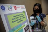 Petugas menunjukan alat pendeteksi RNA COVID-19 di Laboratorium LIPI Bandung, Jawa Barat, Rabu (29/7/2020). LIPI Bandung berhasil menciptakan 8 jenis alat bantu pencegahan dan pengobatan untuk menghadapi Pandemi COVID-19 diantaranya adalah alat bantu terapi oksigen HFNC dan Robot Otonom Multiguna UVC serta alat deteksi RNA COVID-19 dengan metode RT-Lamp hasil produksi LIPI Serpong, Tangerang. ANTARA JABAR/Raisan Al Farisi/agr