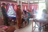 Babinsa di Siau pantau kegiatan belajar mengajar di rumah
