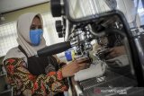 Seorang penyandang disabilitas sensorik netra menyajikan kopi setelah mengikuti upacara kelulusan di Wyata Guna, Bandung, Jawa Barat, Kamis (30/7/2020). Sebanyak lima orang barista penyandang disabilitas sensorik netra telah lulus sebagai barista kopi setelah mengikuti pelatihan selama empat bulan atas hasil kerjasama dari Balai Rehabilitasi Sosial Penyandang Disabilitas Sensorik Netra dengan Siloam For The Blind Korea. ANTARA JABAR/Raisan Al Farisi/agr 