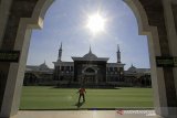 Petugas Badan Penanggulangan Bencana Daerah (BPBD) melakukan penyemprotan di Masjid Islamic Center, Indramayu, Jawa Barat, Kamis (30/7/2020). Penyemprotan disinfektan tersebut sebagai upaya pencegahan penyebaran virus COVID-19 jelang pelaksanaan shalat Idul Adha 1441 Hijriah. ANTARA JABAR/Dedhez Anggara/agr