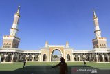 Petugas Badan Penanggulangan Bencana Daerah (BPBD) melakukan penyemprotan di Masjid Islamic Center, Indramayu, Jawa Barat, Kamis (30/7/2020). Penyemprotan disinfektan tersebut sebagai upaya pencegahan penyebaran virus COVID-19 jelang pelaksanaan shalat Idul Adha 1441 Hijriah. ANTARA JABAR/Dedhez Anggara/agr