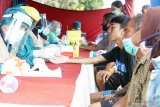 Petugas melakukan rapid test pedagang ternak di Pasar Hewan Beji, Tulungagung, Jawa Timur, Kamis (30/7/2020). Rapid tes tersebut dilakukan terhadap 300 orang pengunjung Pasar Hewan setempat dengan tujuan mendeteksi ada/tidaknya pedagang luar kota yang terpapar COVID-19. Antara Jatim/Destyan Sujarwoko/zk