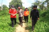 Koordinator Manggala Agni Kalbar Sahat Irawan Manik (kiri) berbincang dengan Karo Ops Polda Kalbar Kombes Pol Jayadi (kedua kiri), Kepala BPBD Kalbar Lumano (kedua kanan) saat melaksanaan patroli terpadu di Desa Limbung, Kecamatan Sungai Raya, Kabupaten Kubu Raya, Kalbar, Kamis (30/7/2020). Patroli terpadu dari Manggala Agni, TNI/Polri, BPBD Kalbar serta MPA Desa Limbung tersebut dilakukan agar dapat mencegah terjadinya kebakaran hutan dan lahan seperti yang kerap terjadi pada tahun-tahun sebelumnya. ANTARA KALBAR/Jessica Helena Wuysang