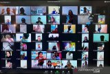 Layar monitor menampilkan sejumlah pelaku UMKM mengikuti pelatihan PT Permodalan Nasional Madani (PNM) secara daring di Surabaya, Jawa Timur, Kamis (30/7/2020) PT PNM mendorong seribu UMKM untuk go digital, dengan menggelar pelatihan daring bersama dari berbagai daerah melalui sarana konferensi video dan disiarkan langsung melalui media sosial Youtube dan Instagram pnm_persero. Antara Jatim/PT PNM/Zk