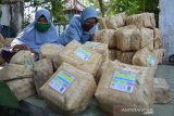 Relawan Sanggar Hijau Indonesia menyiapkan besek bambu yang akan dibagikan ke panitia kurban Idul Adha 1441 Hijriah di Kelurahan Kaliwungu, Kabupaten Jombang, Jawa Timur, Kamis (30/7/2020). Sanggar Hijau Indonesia membagikan sekitar 1230 besek hasil donasi ke sejumlah Masjid di wilayah Jombang sebagai pengganti tas keresek untuk bungkus daging kurban. Antara Jatim/Syaiful Arif/zk