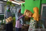 Relawan Sanggar Hijau Indonesia membagikan besek bambu ke panitia kurban Idul Adha 1441 Hijriah di Kelurahan Kaliwungu, Kabupaten Jombang, Jawa Timur, Kamis (30/7/2020). Sanggar Hijau Indonesia membagikan sekitar 1230 besek hasil donasi ke sejumlah Masjid di wilayah Jombang sebagai pengganti tas keresek untuk bungkus daging kurban. Antara Jatim/Syaiful Arif/zk